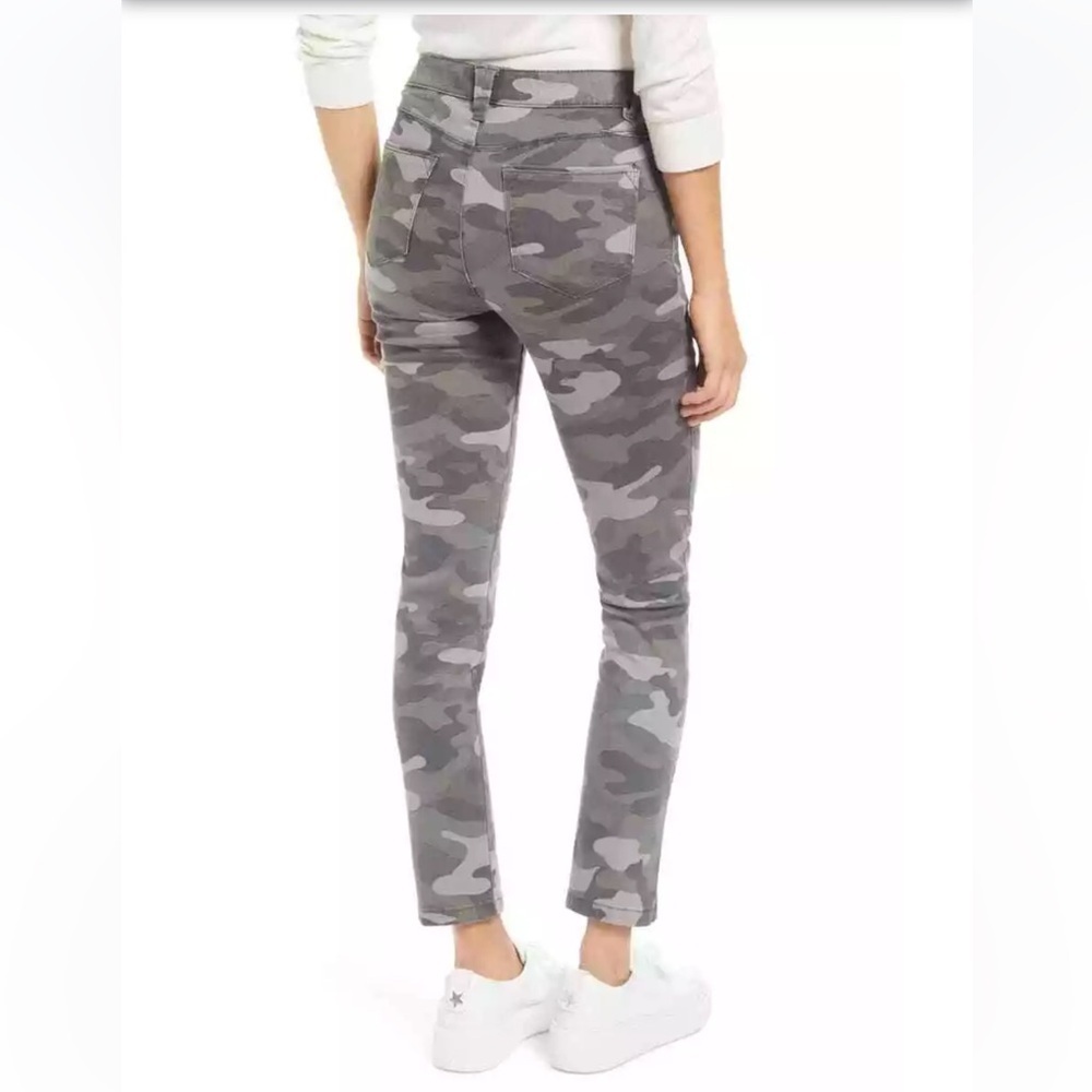 Wit & Wisdom Blue Gray Camo Cargo Pants
Soft Twill
Size 6